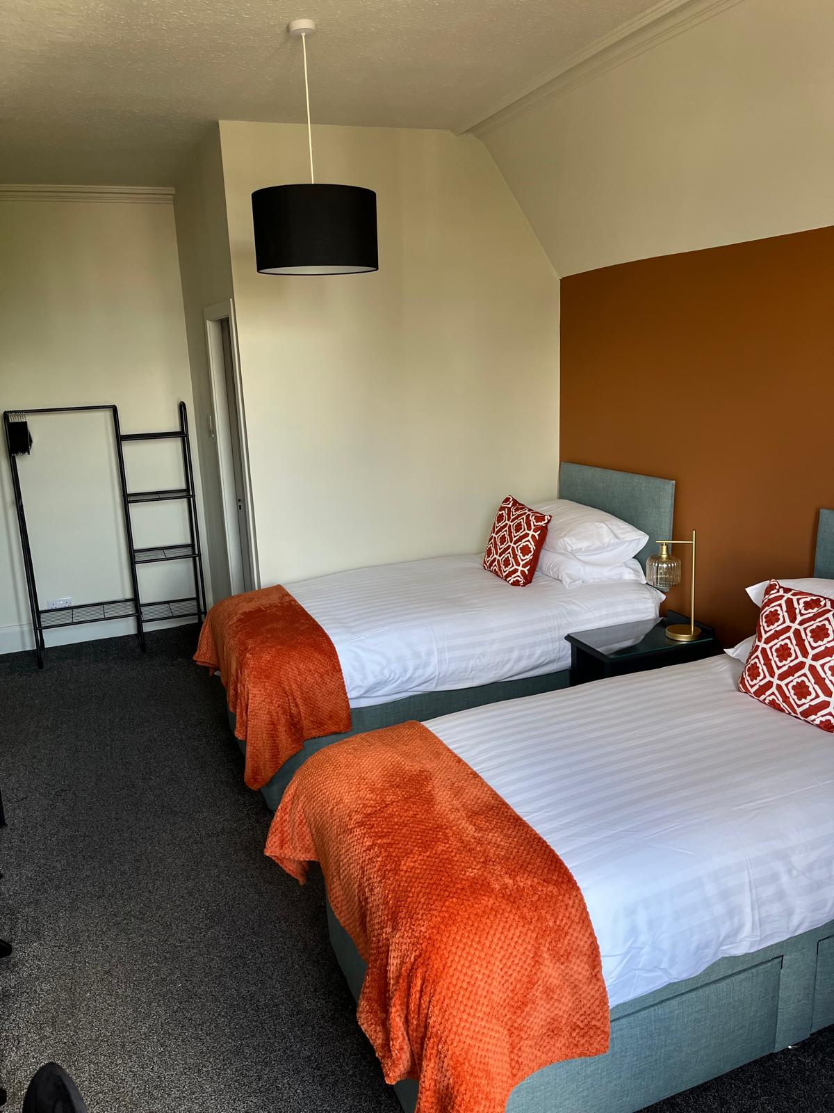 Twin Rooms - Image 4